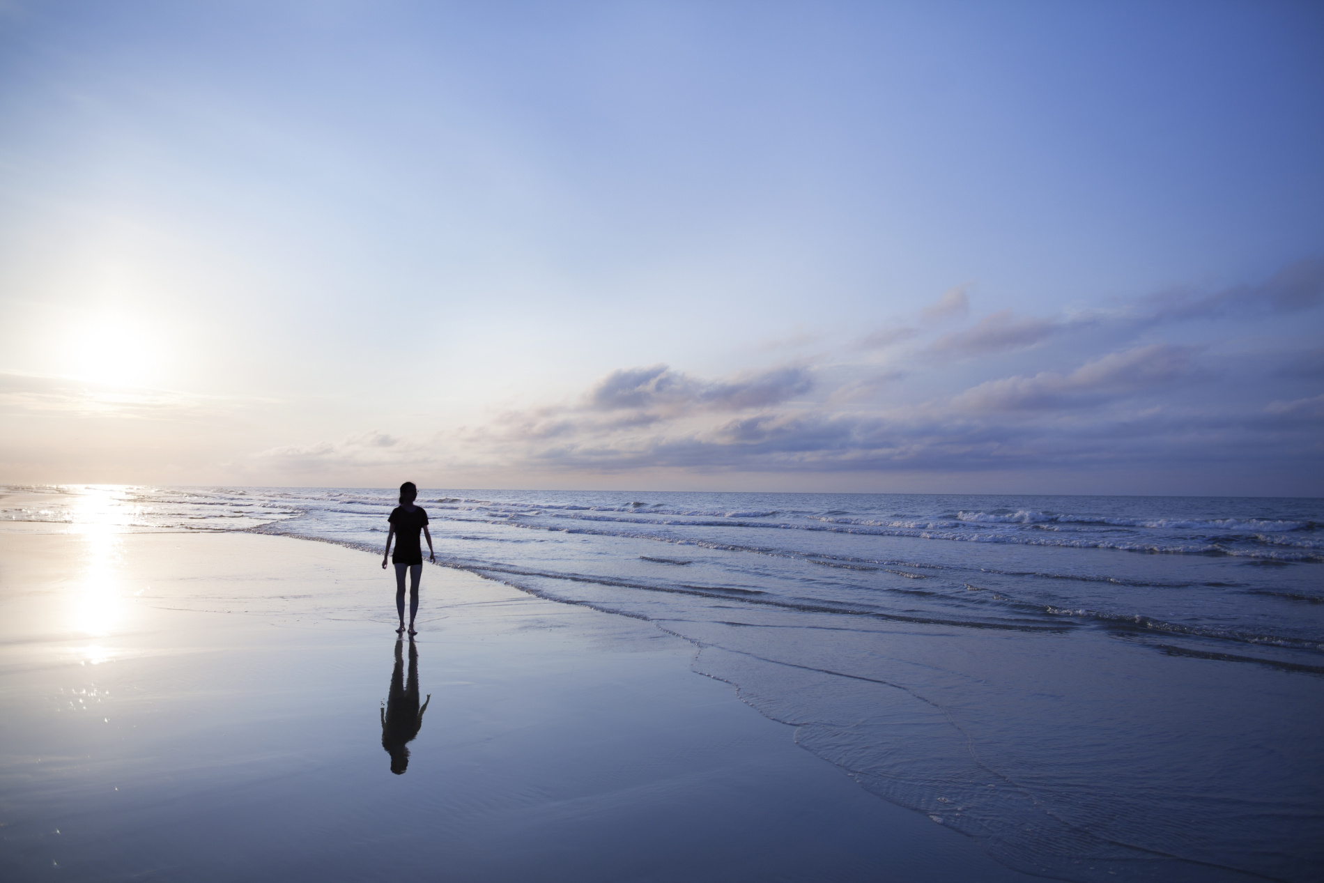 Image of woman looking at the sea.